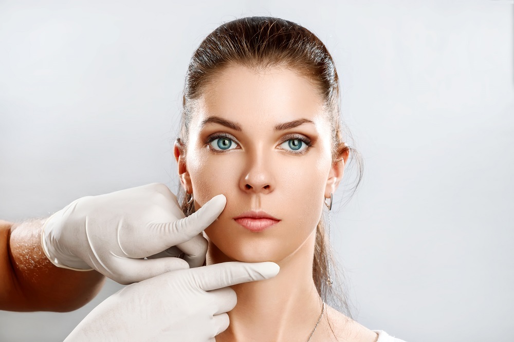 Mejor cirujano rinoplastia secundaria: mujer es examinada