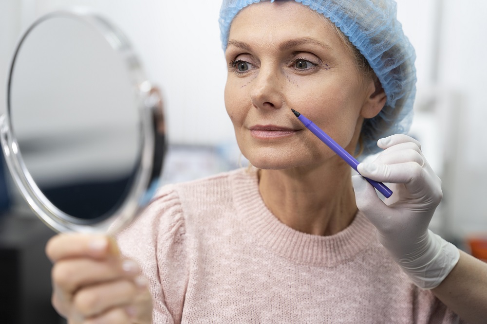 Mujer se prepara para rinoplastia.